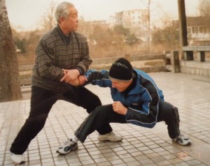 Master Li Chugong demonstrates a move on a student. 